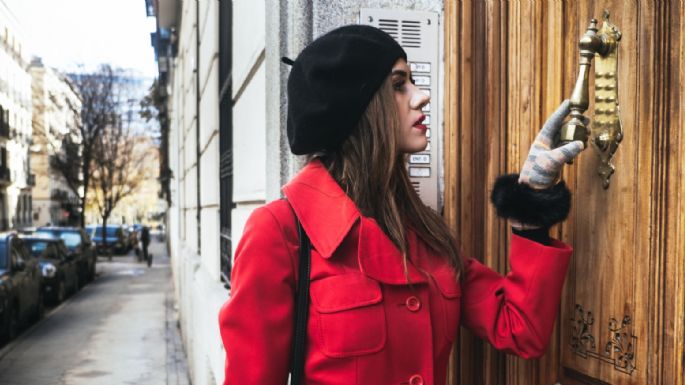 Estas son las poderosas razones por la que necesitas un abrigo rojo este invierno