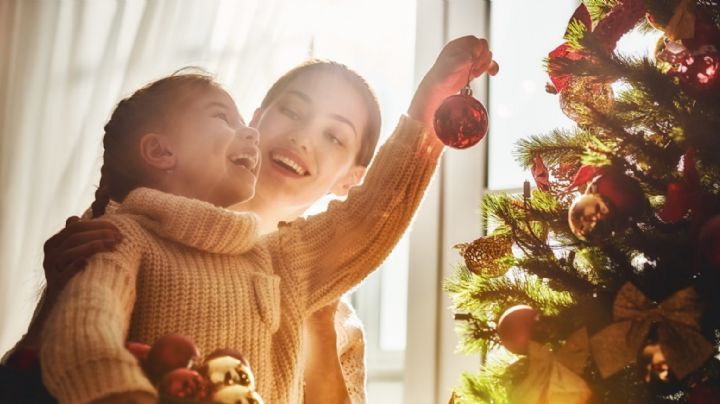Aprende el truco de los expertos para colocar las luces de tu árbol de Navidad rápido