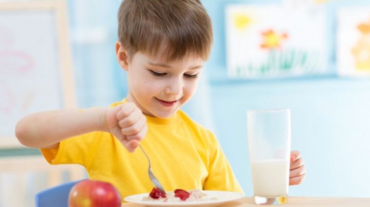 No cometas estos 4 errores durante el desayuno de los niños