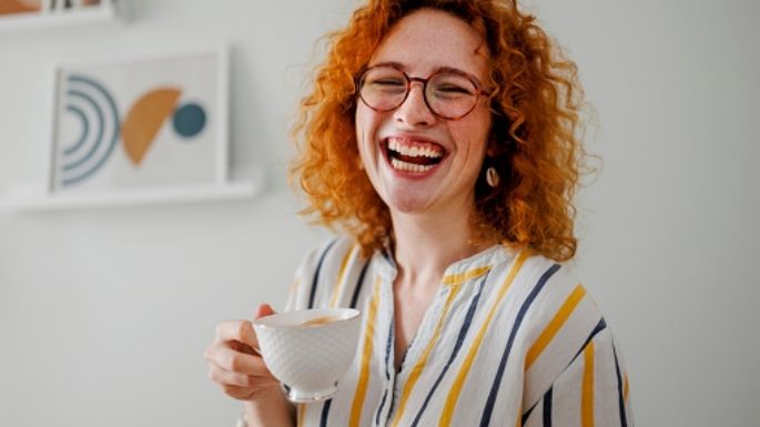 Consejos de maquillaje si tienes el cabello teñido de rojo; no los dejes pasar