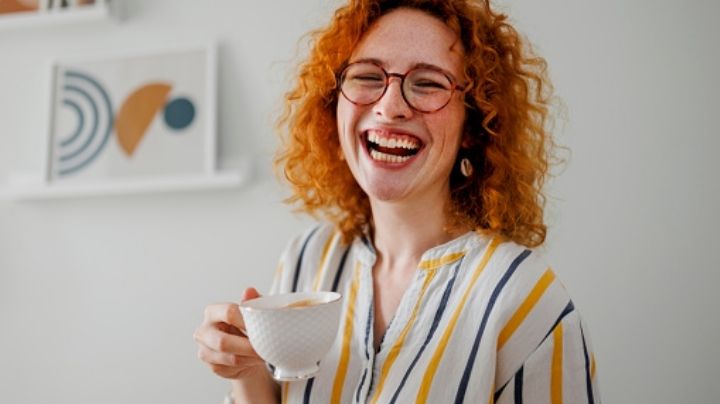 Consejos de maquillaje si tienes el cabello teñido de rojo; no los dejes pasar