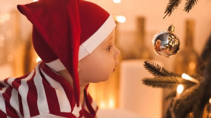 Sigue estos sencillos tips para colocar tu árbol de Navidad con un bebé en casa