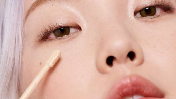 ¿Cómo parecer más joven usando corrector? Paso a paso para un maquillaje rejuvenecedor