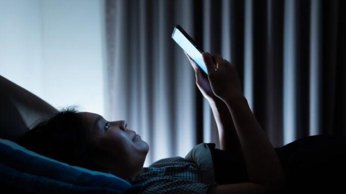Descubre si en realidad usar el celular antes de dormir afecta tu descanso