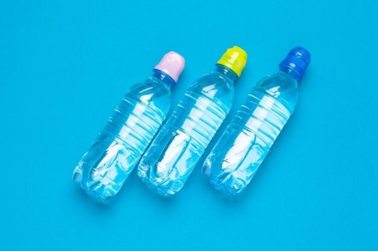 Por qué no debes rellenar botellas de plástico