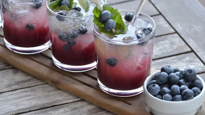 Para esas tardes calurosas: Refréscate con un mojito de blueberry y hierbabuena