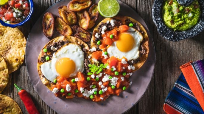 Sorprende a todos con un desayuno yucateco: Receta de huevos motuleños