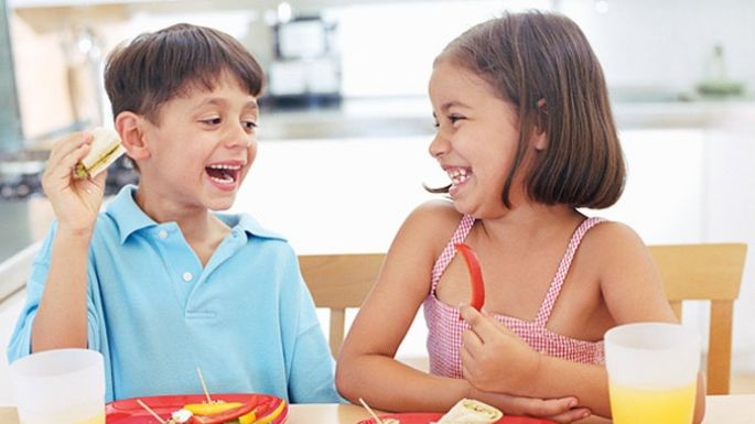 Estimula en tus hijos una relación sana con la comida con estos hábitos alimenticios