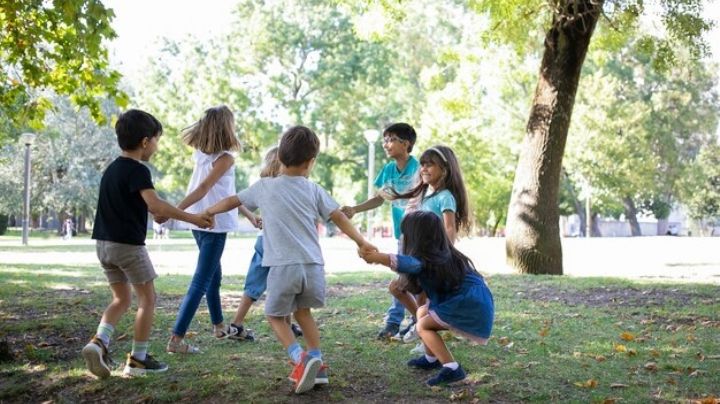 Dejar que tus hijos jueguen con otros niños sería benéfico para ellos