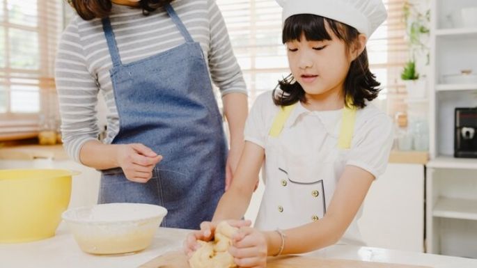 Serán pequeños chefs: Razones para dejar que tus hijos cocinen contigo