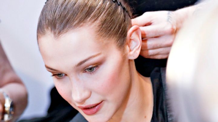 La diadema zigzag regresa; conoce porque será el accesorio de moda