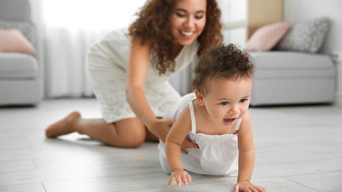 Ejercicio del pañuelo para estimular el gateo del bebé