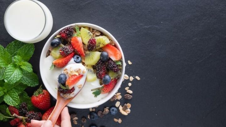 Una opción de desayuno más saludable: Prepárate un rico bowl de yogur griego