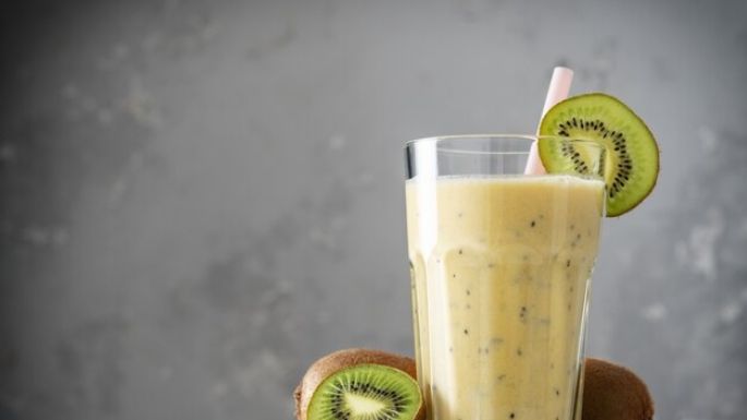 Mejora tu metabolismo con este batido de kiwi con yogurt