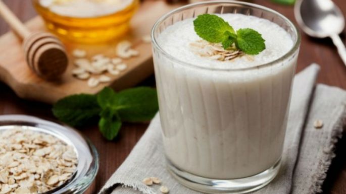 Refréscate con esta cremosa agua de nuez con avena