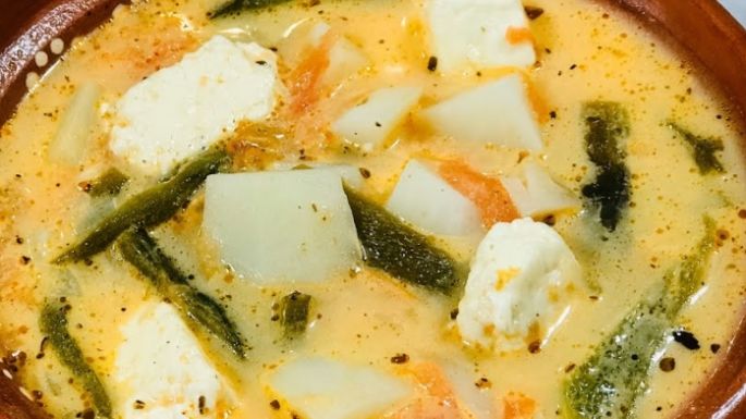 Imposible que falte en tu cocina: Receta de caldo de queso con papas