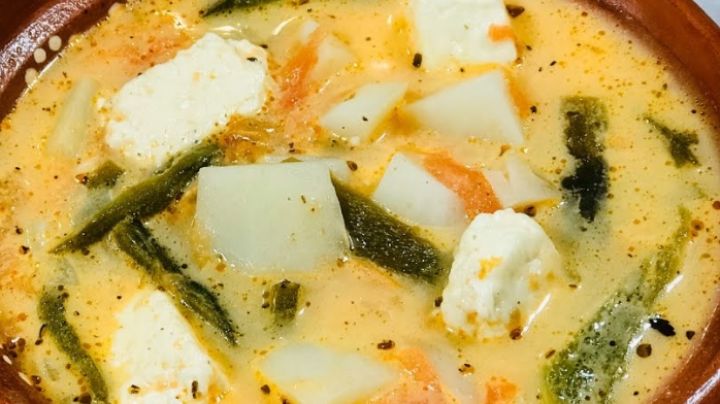 Imposible que falte en tu cocina: Receta de caldo de queso con papas