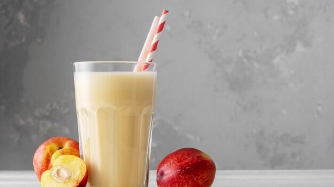 Hidrátate en esta época de calor con un rico batido de durazno con limón