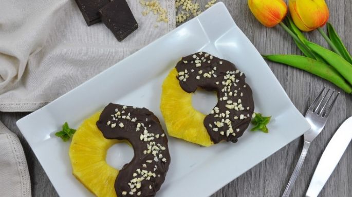 Postre exquisito: Piñas bañadas en chocolate con coco rallado