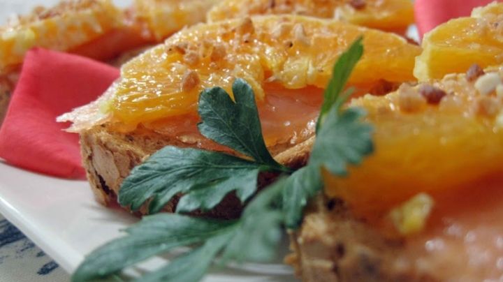 ¡Sorprende a los comensales! Prepara tostadas de salmón y naranjas