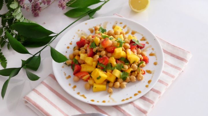 Comienza a comer más saludable con una sabrosa ensalada de garbanzos con mango