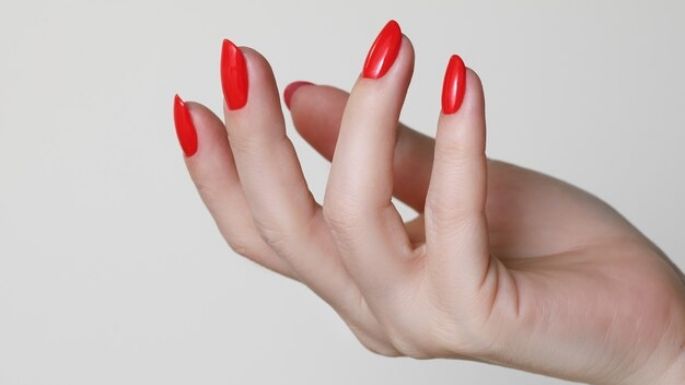 Déjate llevar por el color del amor con estos diseños de uñas modernos en rojo