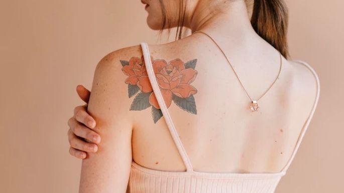 ¿Granitos en tus tatuajes? Conoce por qué salen y cómo puedes curarlos