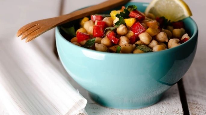 Una opción saludable y vegetariana: Aprende a preparar este alambre de garbanzo