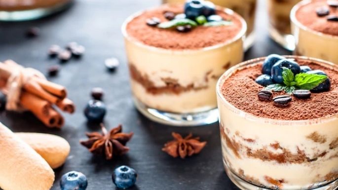 Sorprende a todos con este delicioso tiramisú de zarzamora preparado en vaso