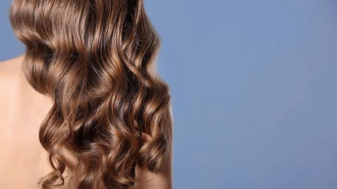 ¡No más cabello esponjado! Controla el 'frizz' en un par de segundos con papel aluminio