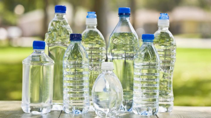 ¿Es seguro reutilizar botellas de plástico? Los expertos dicen que no por este motivo