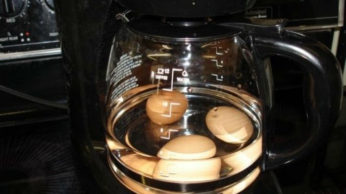 No solo sirve para hacer café: De está forma puedes coser tus huevos en una cafetera