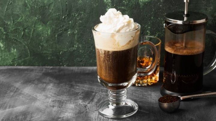 Dale el toque especial al Día de San Patricio con un café irlandés con whisky