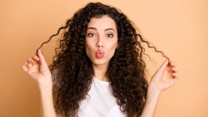 Dormir con el cabello rizado: Consejo para no aplastarlo o encresparlo