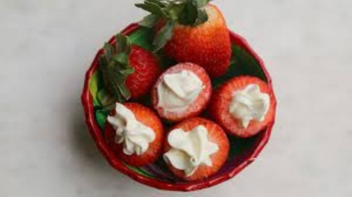 Disfruta de un snack saludable con estas fresas rellenas