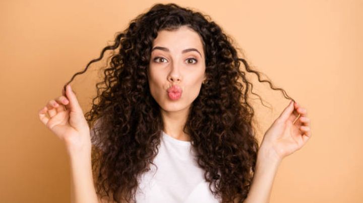 Dormir con el cabello rizado: Consejo para no aplastarlo o encresparlo