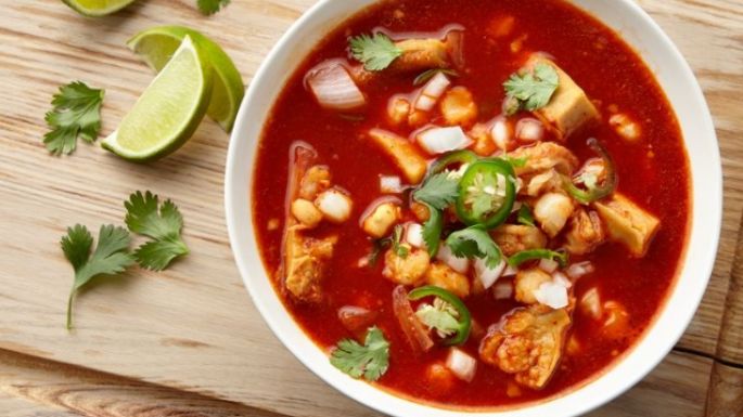 ¿Se te antoja un caldito? Date gusto con menudo rojo