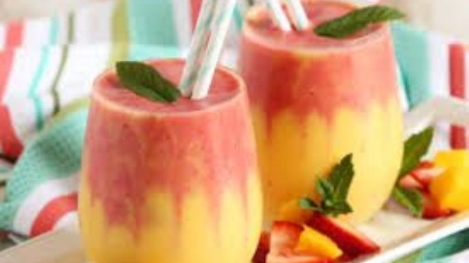 Refresca tu tarde con un rico smoothie de mango con fresa