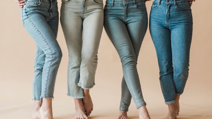 Este es el secreto para vestir jeans en la oficina y lucir muy elegante