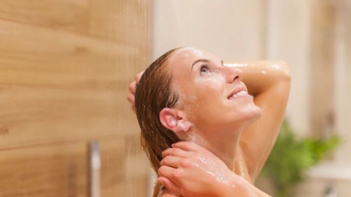 Motivos por los que debes incluir un shampoo sin sal en tu rutina de lavado del cabello