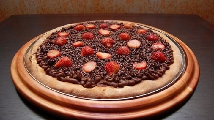 Un toque dulce: Sorprende a tus amigos con está pizza de chocolate
