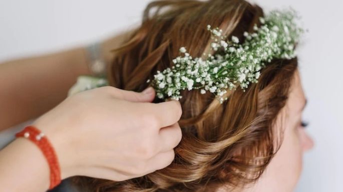 Convierte en la próxima reina de la primavera con estos peinados con flores