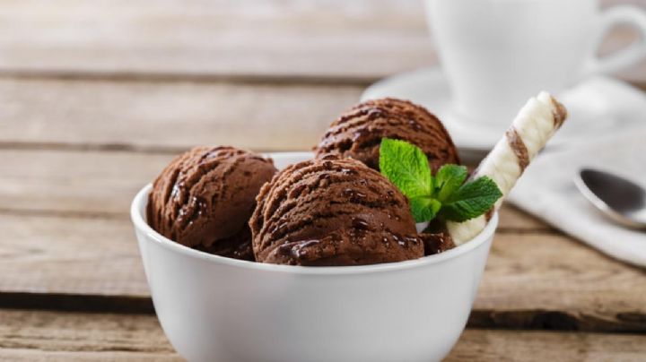 Refréscate con un rico helado de chocolate, pero en versión saludable