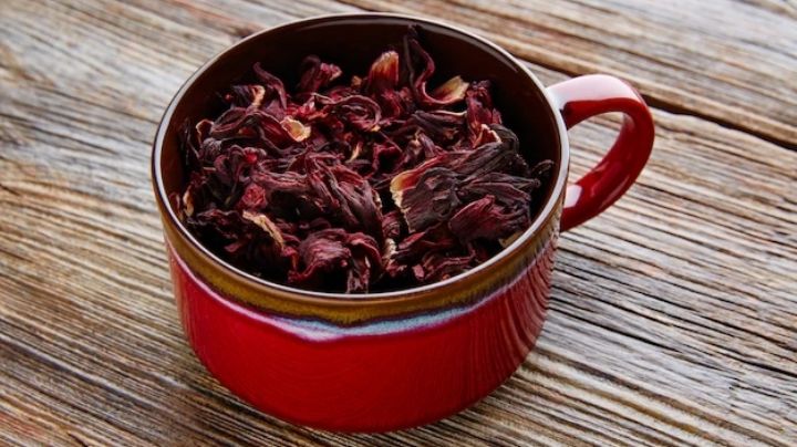 Prepara este rico té de jamaica y goza de todos sus beneficios