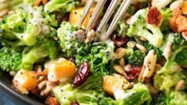 Acompaña tus platos fuertes con una fresca ensalada de brócoli