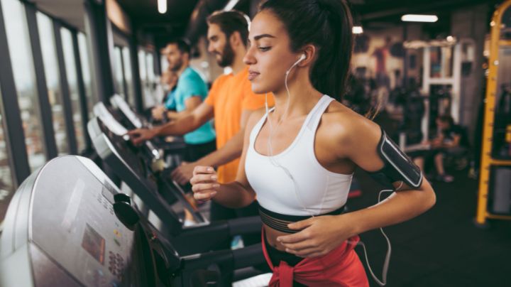 ¿Cómo quemar más calorías sobre la cinta de correr?