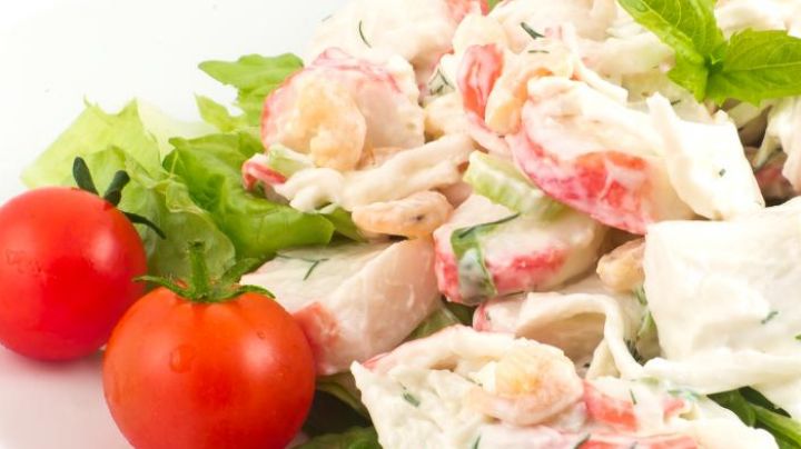 ¡Tienes que probarla! Ensalada cremosa de surimi para Cuaresma