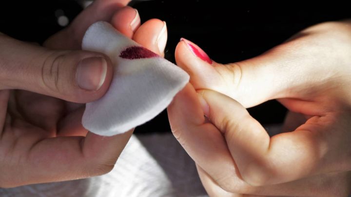 Esmalte obscuro: La técnica para retirarlo sin manchar los dedos