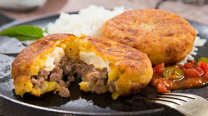 ¡Listas en 30 minutos! Receta de tortitas de plátano con queso y frijol