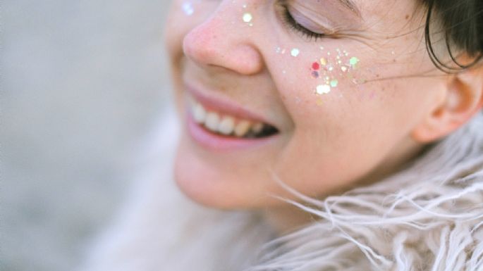 ¿Vas a maquillarte con 'glitter'? Lee estos tips para evitar riesgos a la vista